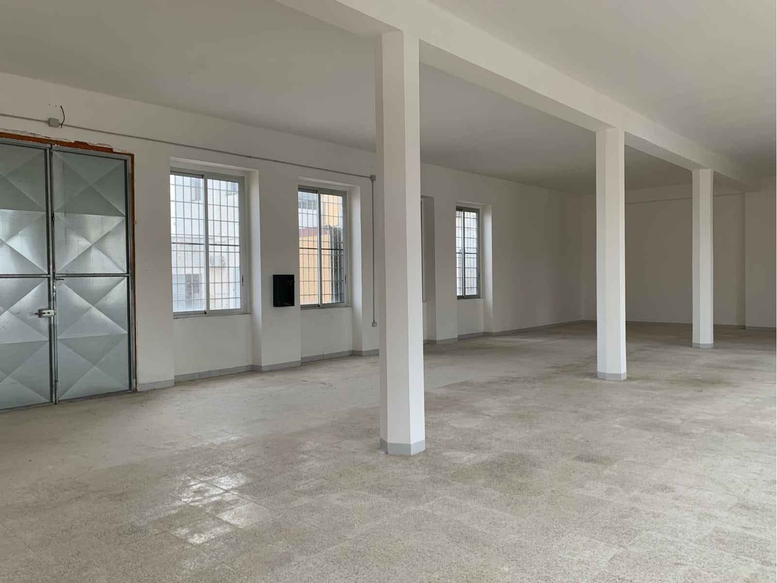 Stato di fatto: sala a pilastri con portone a losanghe e luce dalle grate